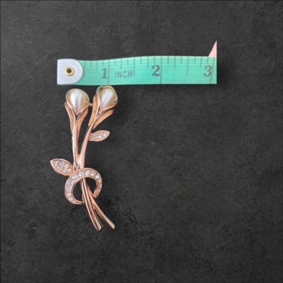 Calla Lily Faux Pearl & Austrian Crystal Detail Gold Tone Brooch - Picture 5 of 5